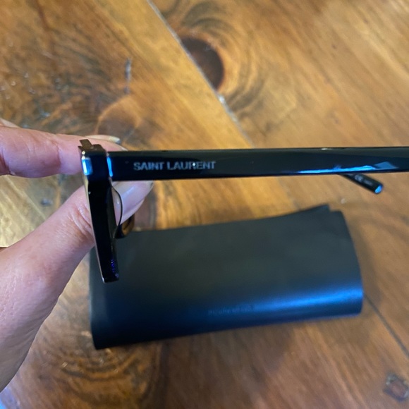Like New Saint Laurent sunglasses - Dylan style with case. - Picture 4 of 5